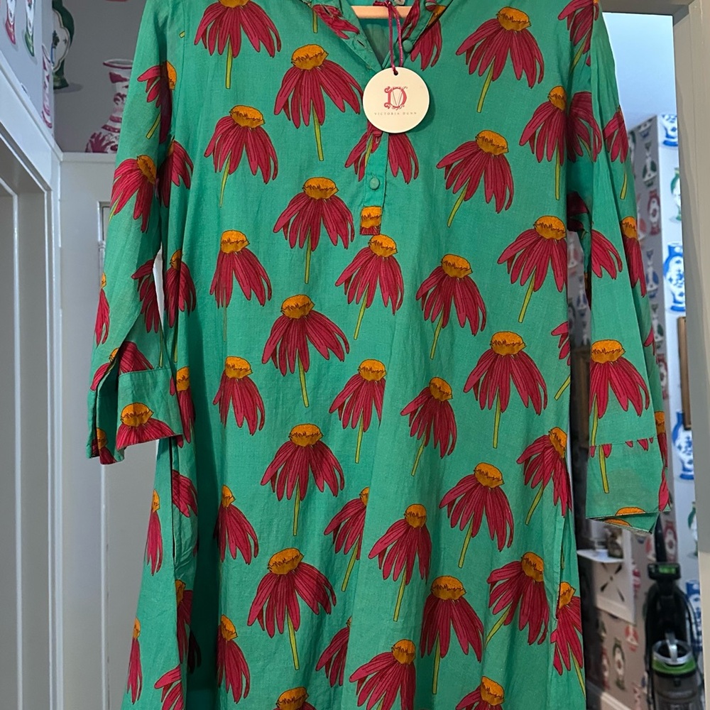 Cool shade for of Green Dress with Red Flowers NWT Victoria Dunn Sz L